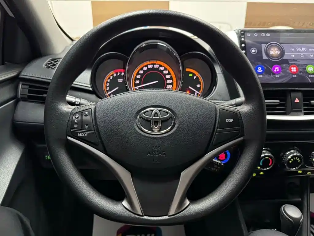 Toyota Yaris L — фото 11