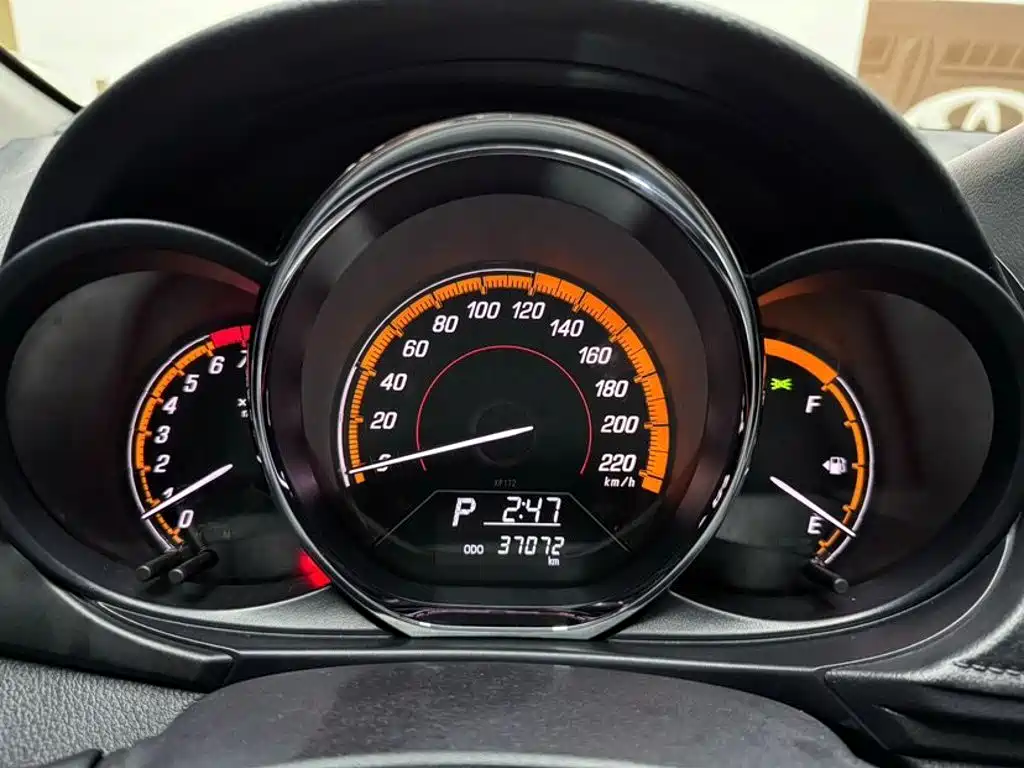 Toyota Yaris L — фото 23