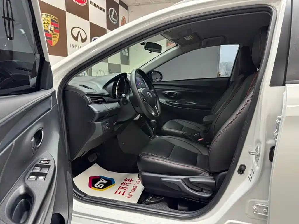 Toyota Yaris L — фото 7
