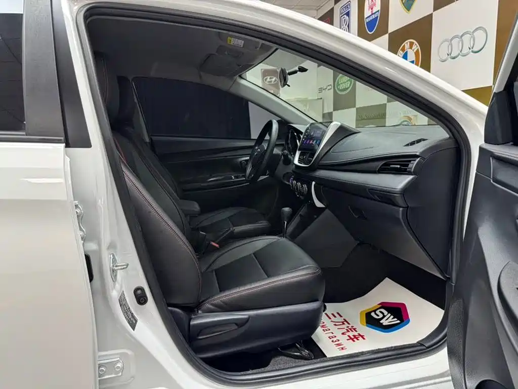 Toyota Yaris L — фото 10