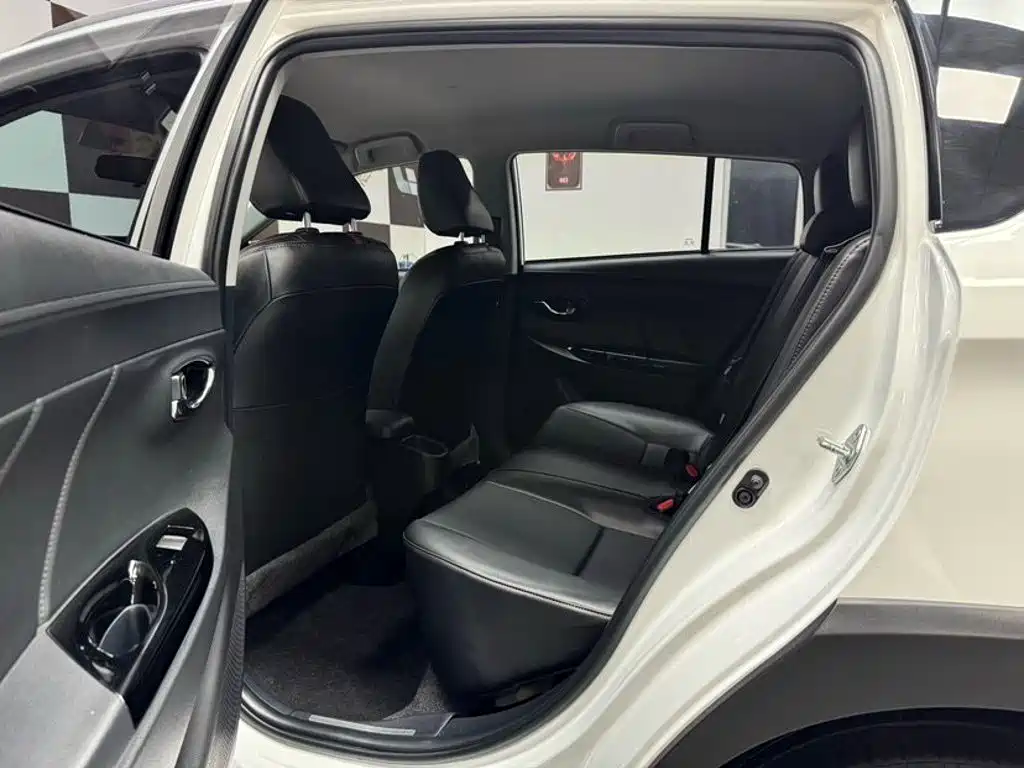Toyota Yaris L — фото 8