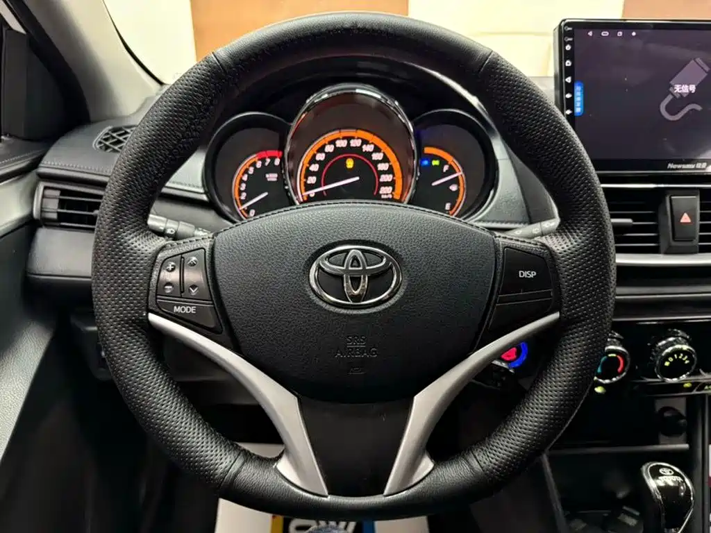 Toyota Yaris L — фото 11