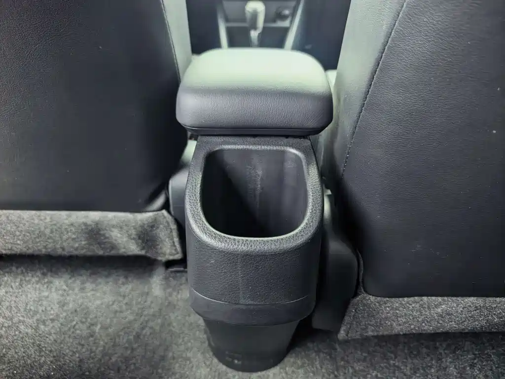Toyota Yaris L — фото 14