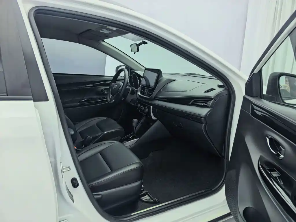 Toyota Yaris L — фото 17