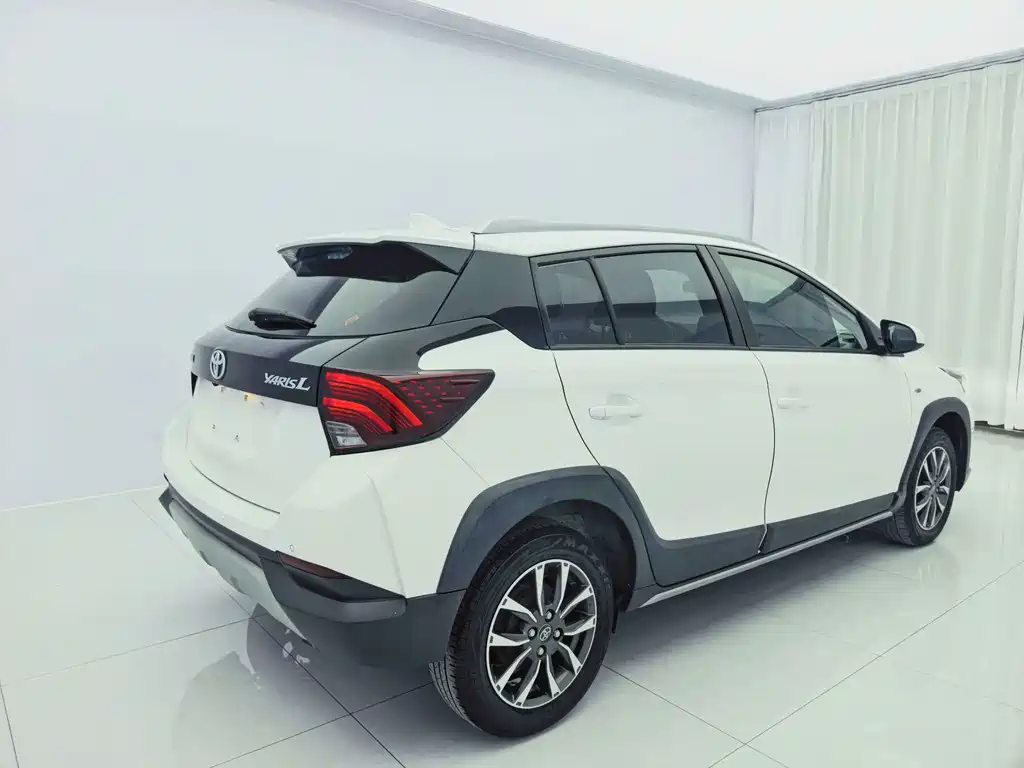 Toyota Yaris L — фото 4