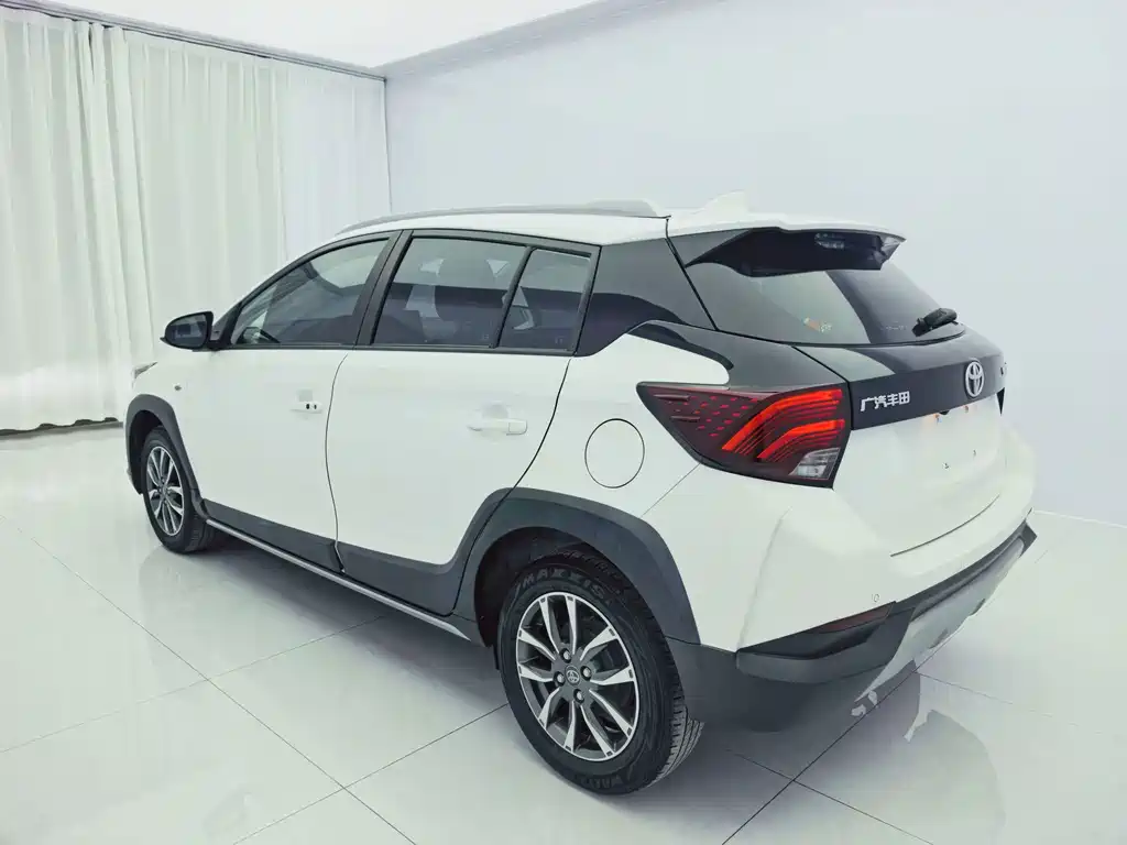 Toyota Yaris L — фото 5