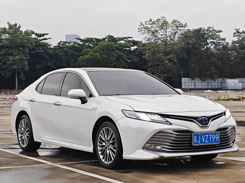 Toyota Camry — фото 2