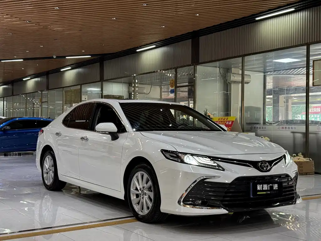Toyota Camry — фото 3