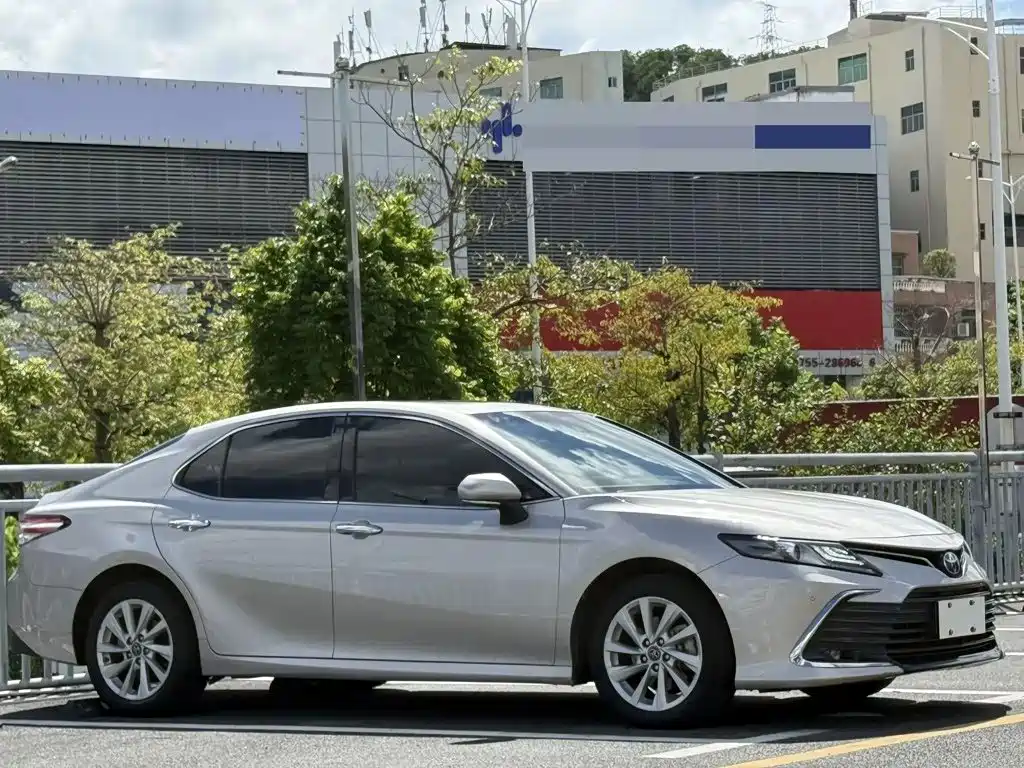 Toyota Camry — фото 2