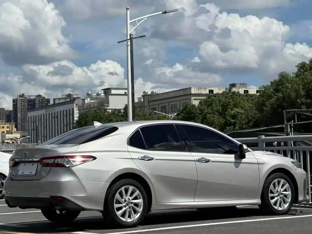 Toyota Camry — фото 9