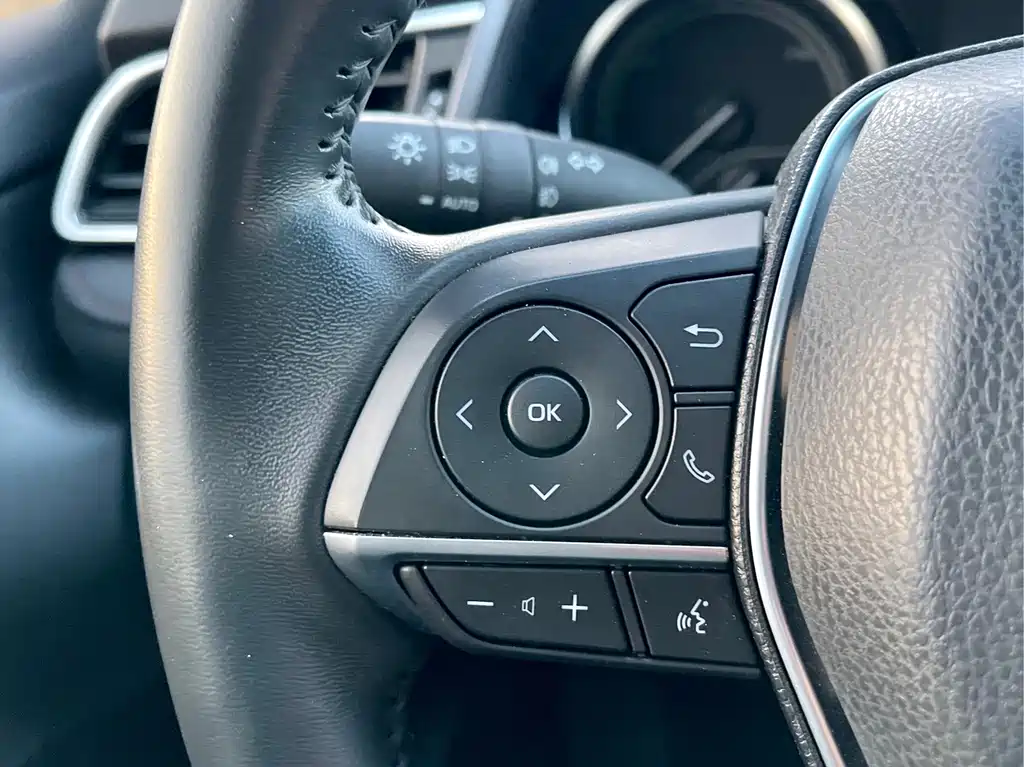 Toyota Camry — фото 15