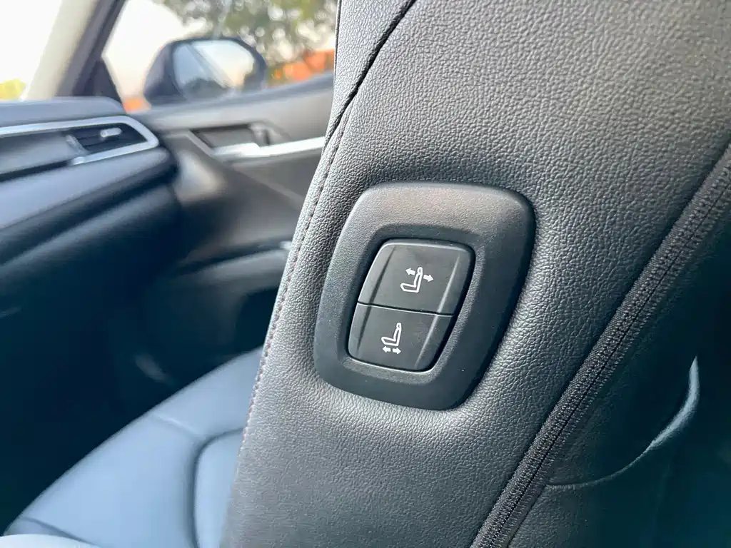 Toyota Camry — фото 17