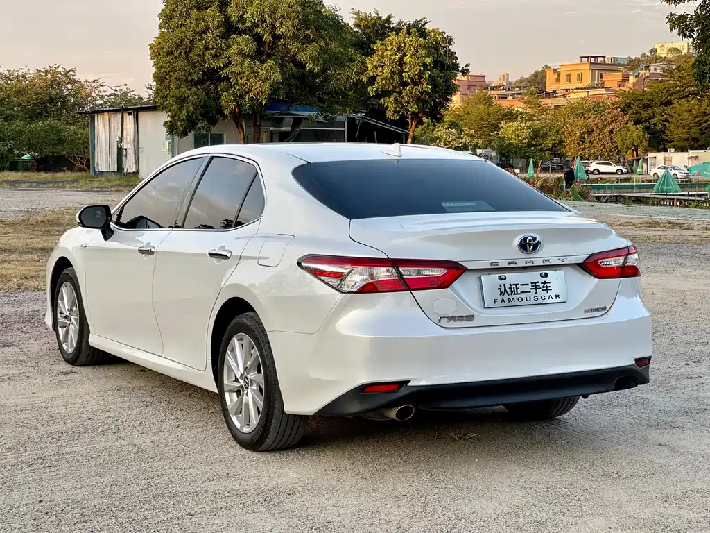 Toyota Camry — фото 5