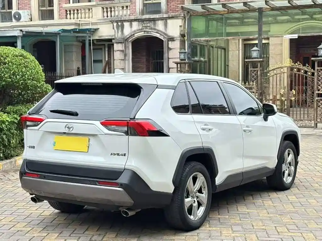 Toyota RAV4 — фото 4