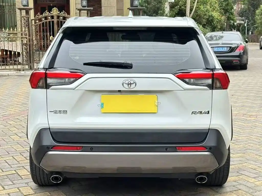 Toyota RAV4 — фото 5