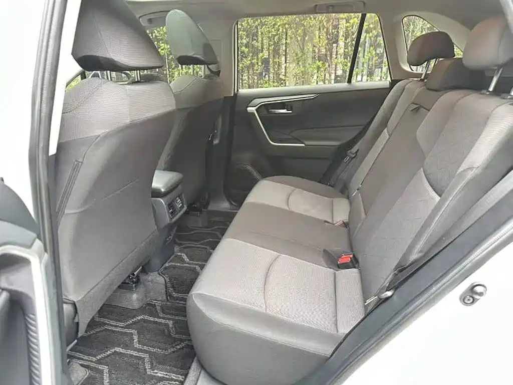 Toyota RAV4 — фото 8