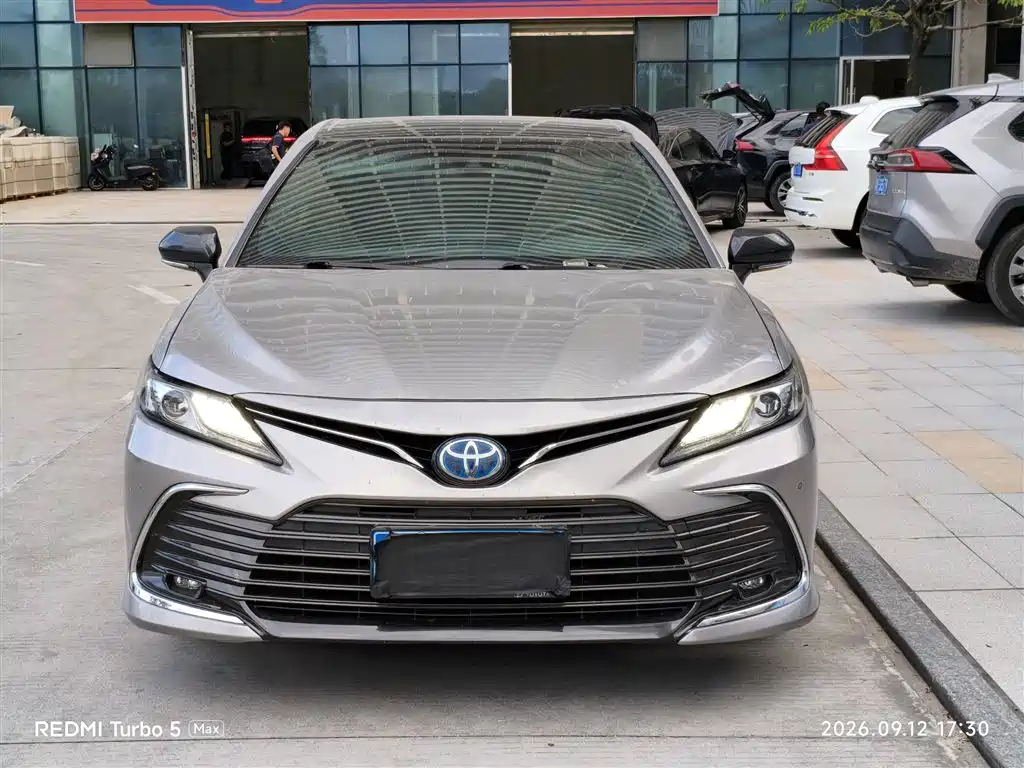 Toyota Camry — фото 2