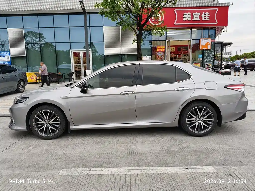 Toyota Camry — фото 3