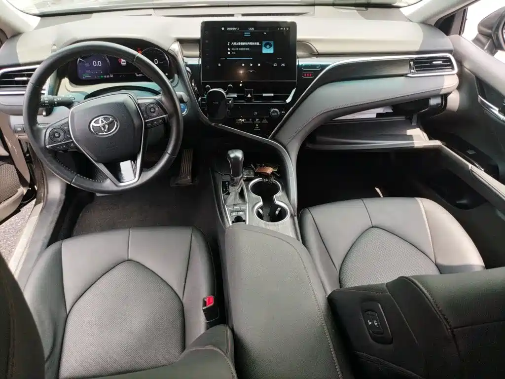 Toyota Camry — фото 10