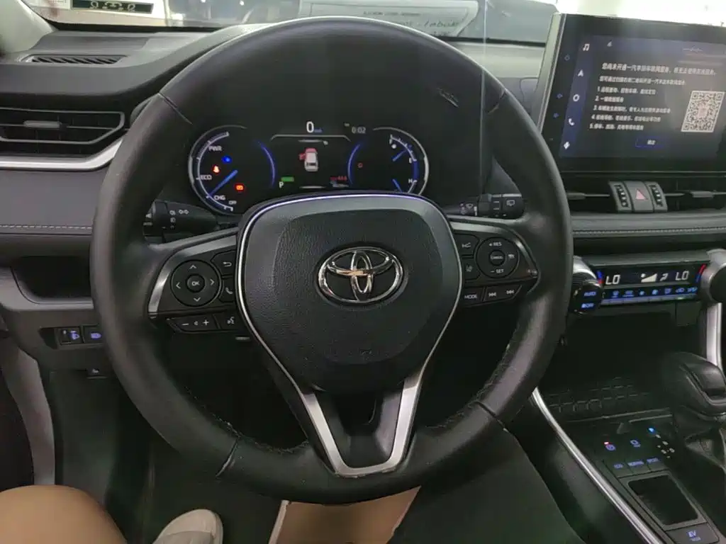 Toyota RAV4 — фото 11