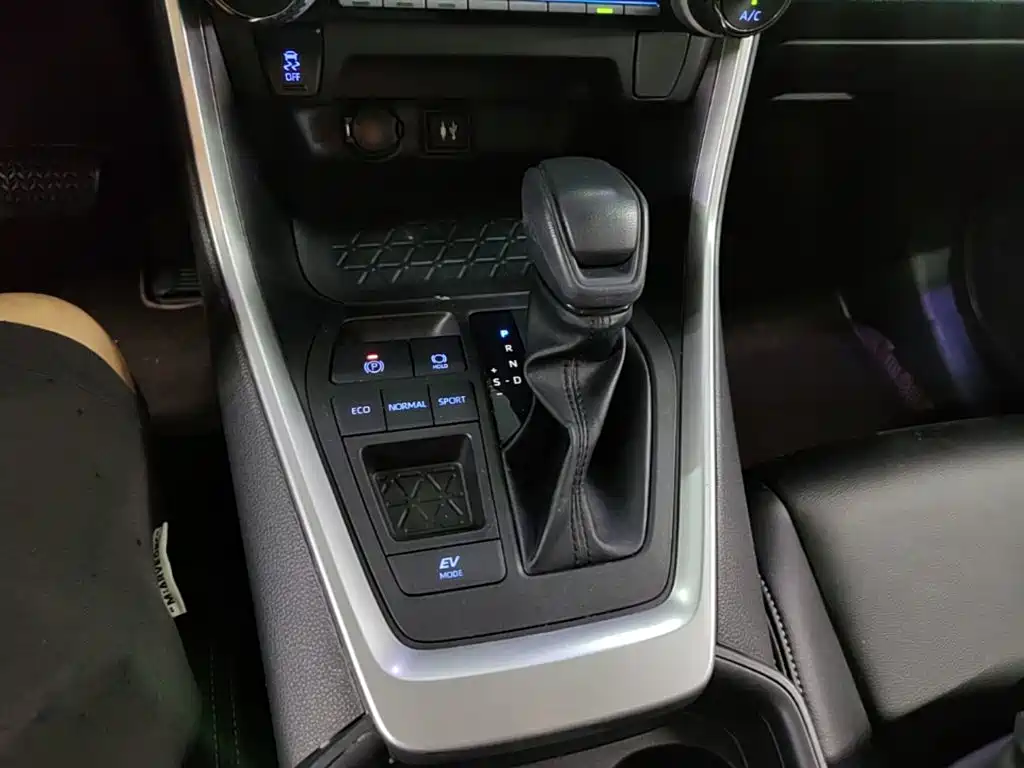 Toyota RAV4 — фото 14