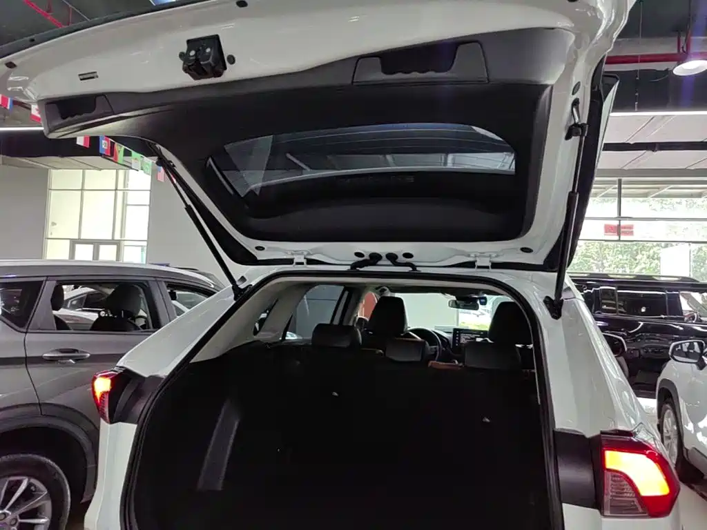 Toyota RAV4 — фото 19