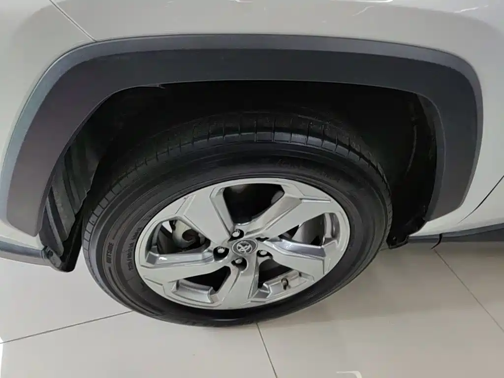 Toyota RAV4 — фото 23