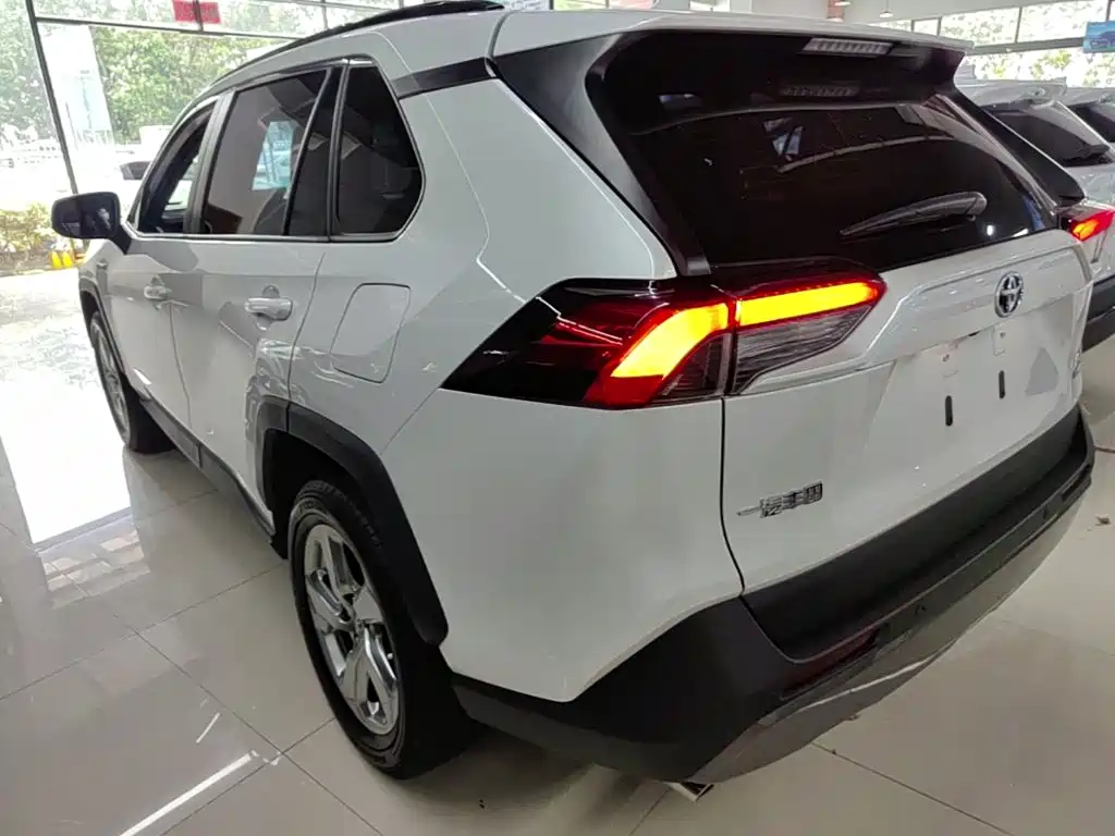 Toyota RAV4 — фото 5