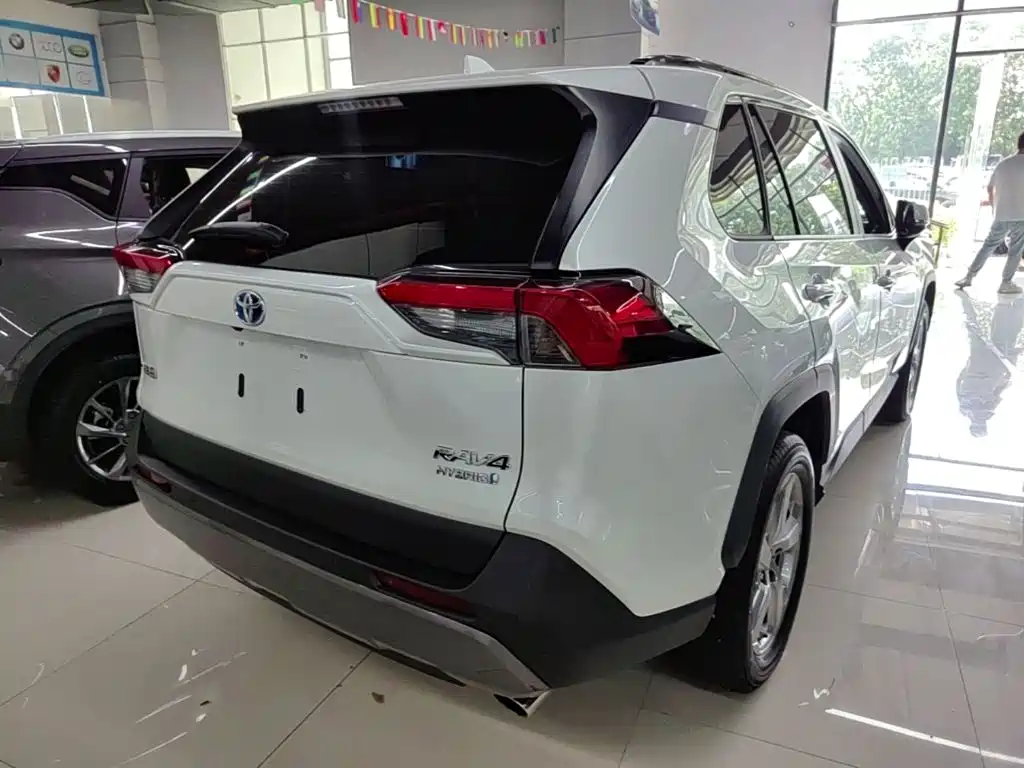 Toyota RAV4 — фото 7