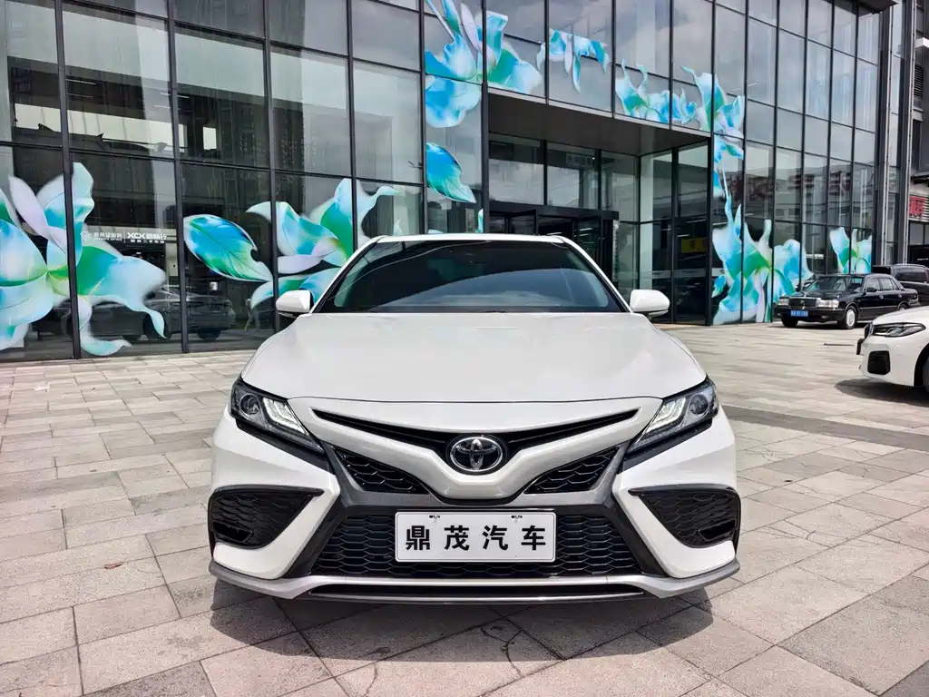 Toyota Camry — фото 2