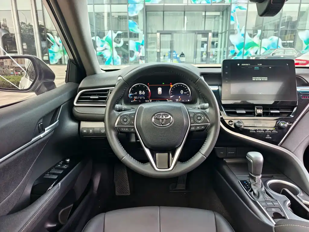 Toyota Camry — фото 15
