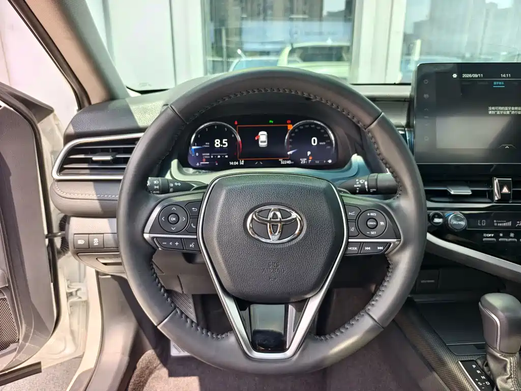 Toyota Camry — фото 16