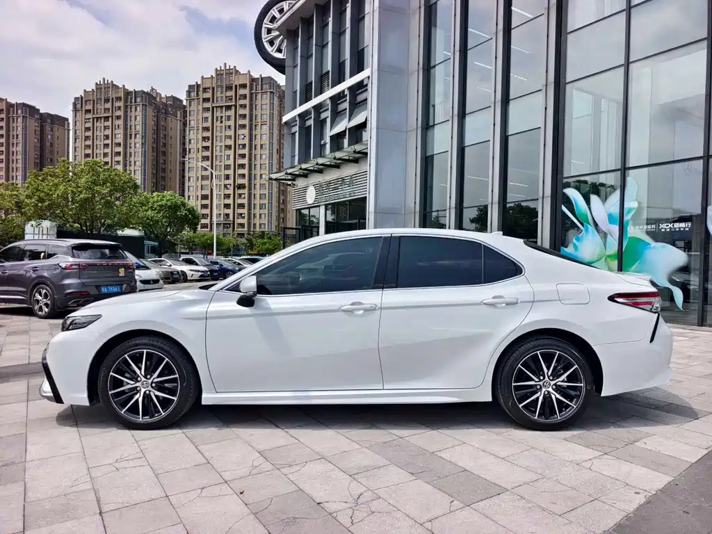 Toyota Camry — фото 3