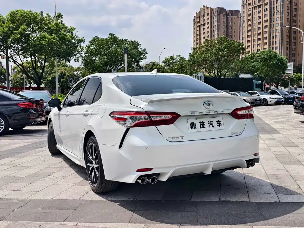 Toyota Camry — фото 6