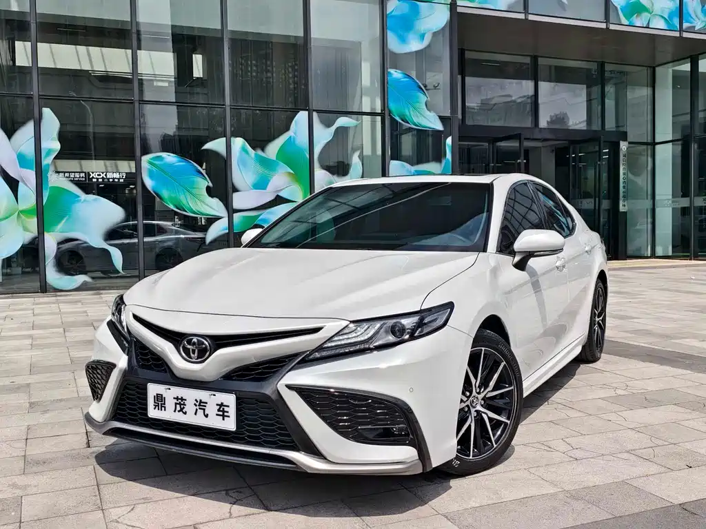 Toyota Camry — фото 1