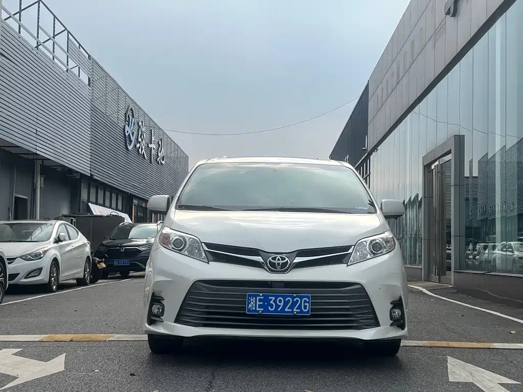 Toyota Sienna — фото 2