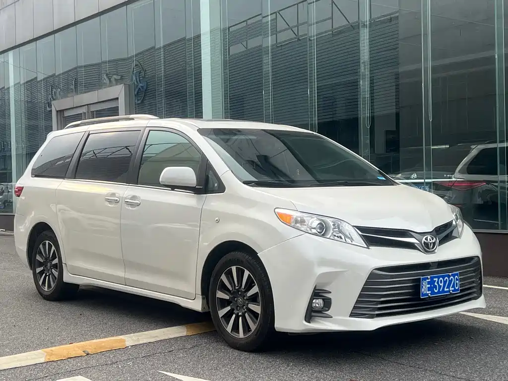 Toyota Sienna — фото 3