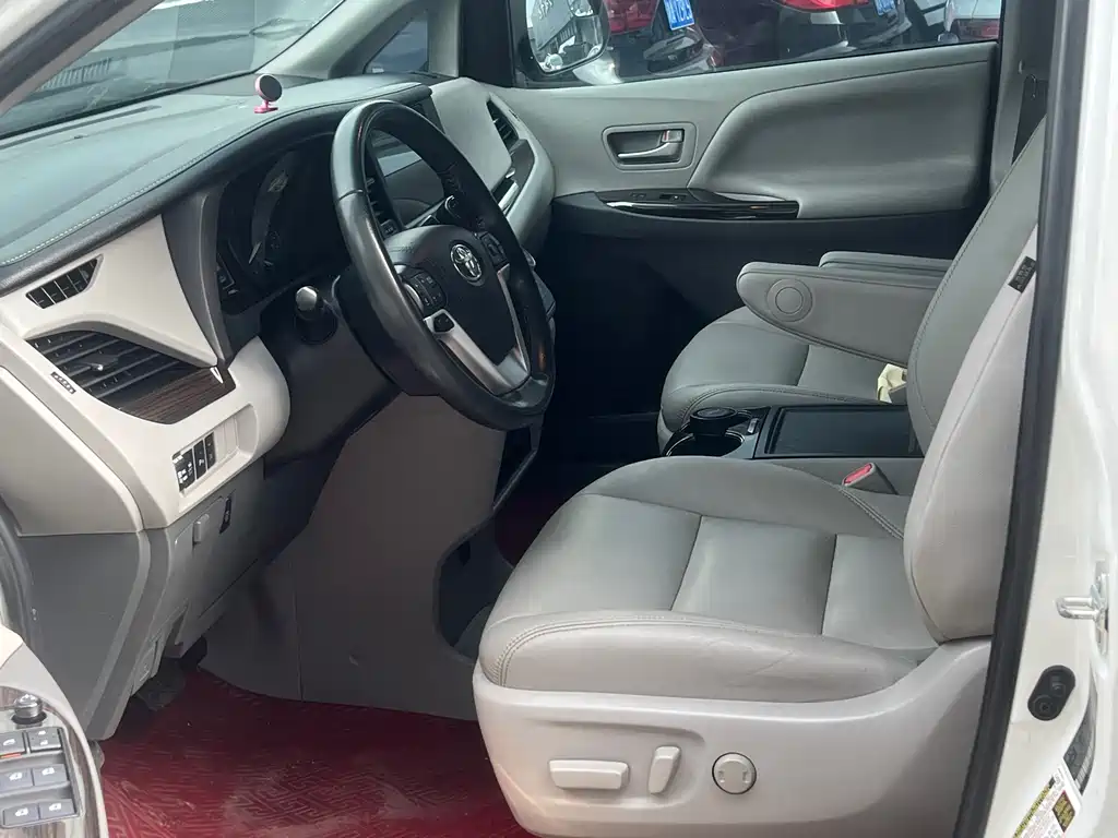 Toyota Sienna — фото 4