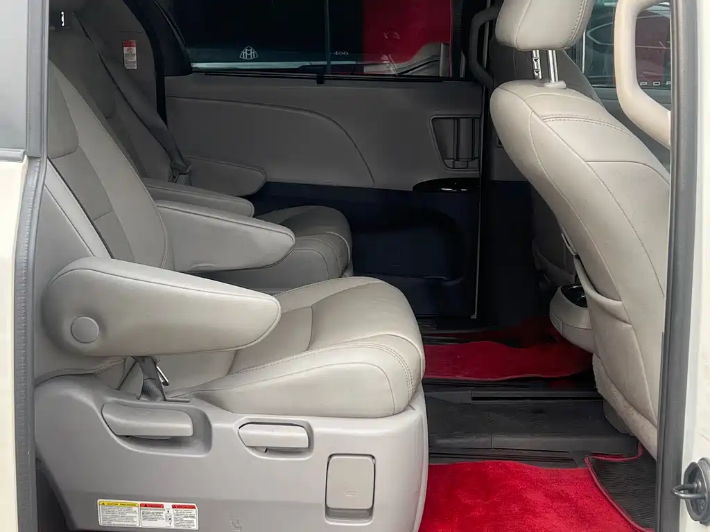 Toyota Sienna — фото 7