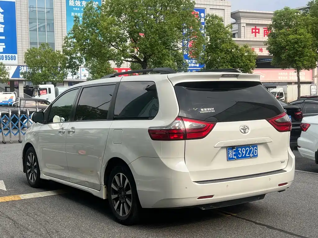 Toyota Sienna — фото 9