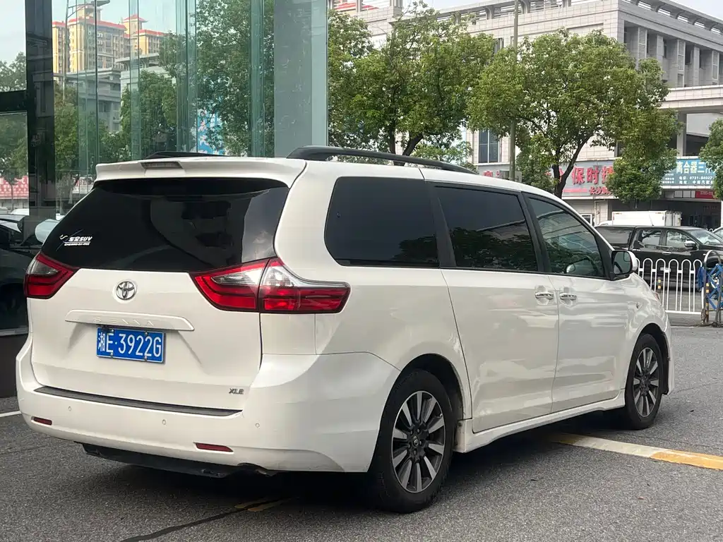 Toyota Sienna — фото 10