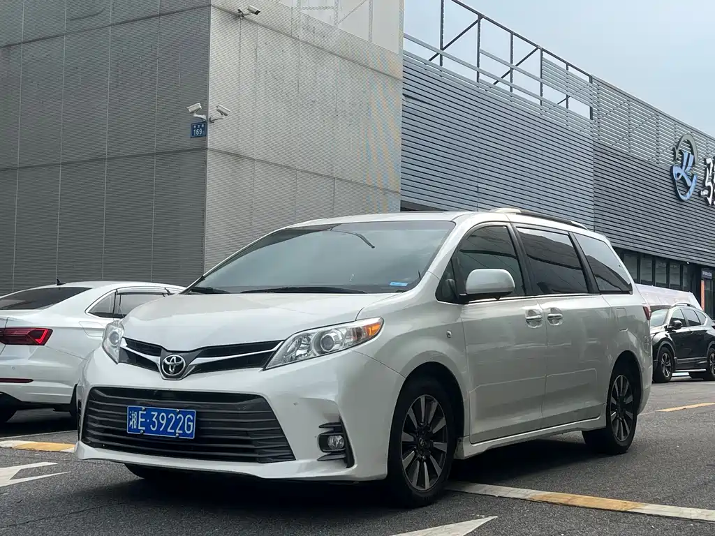 Toyota Sienna — фото 1