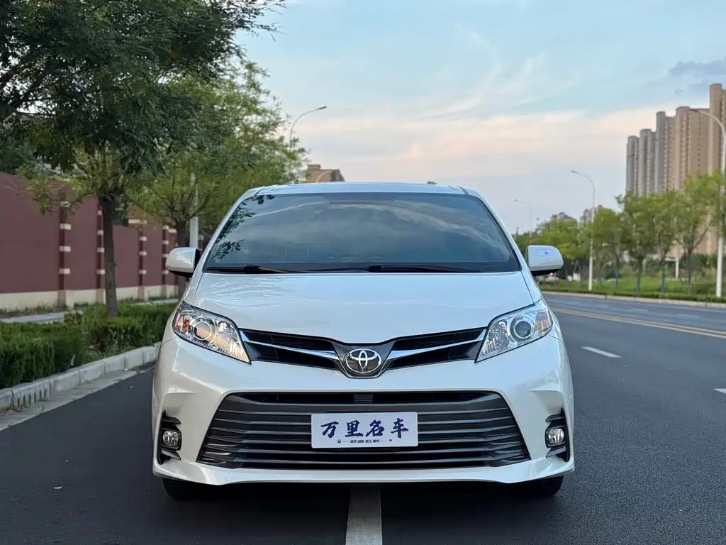 Toyota Sienna — фото 2