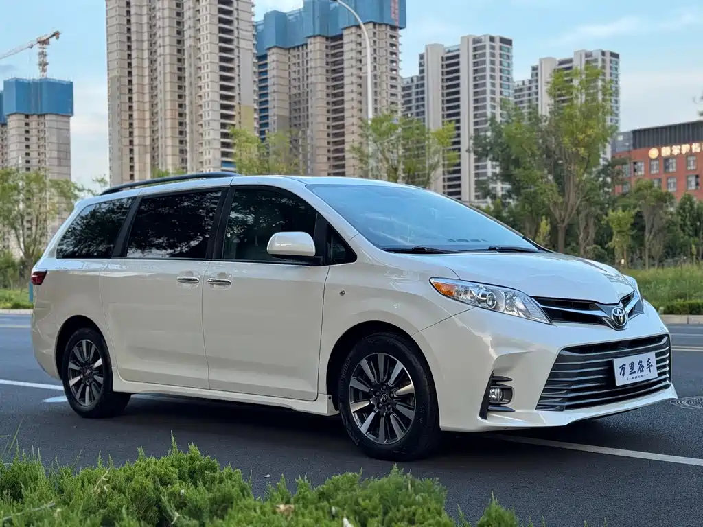 Toyota Sienna — фото 3