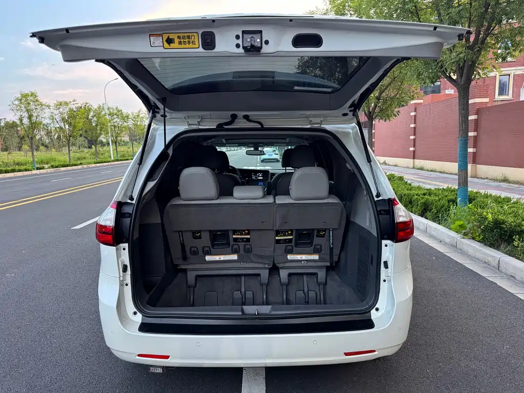 Toyota Sienna — фото 23