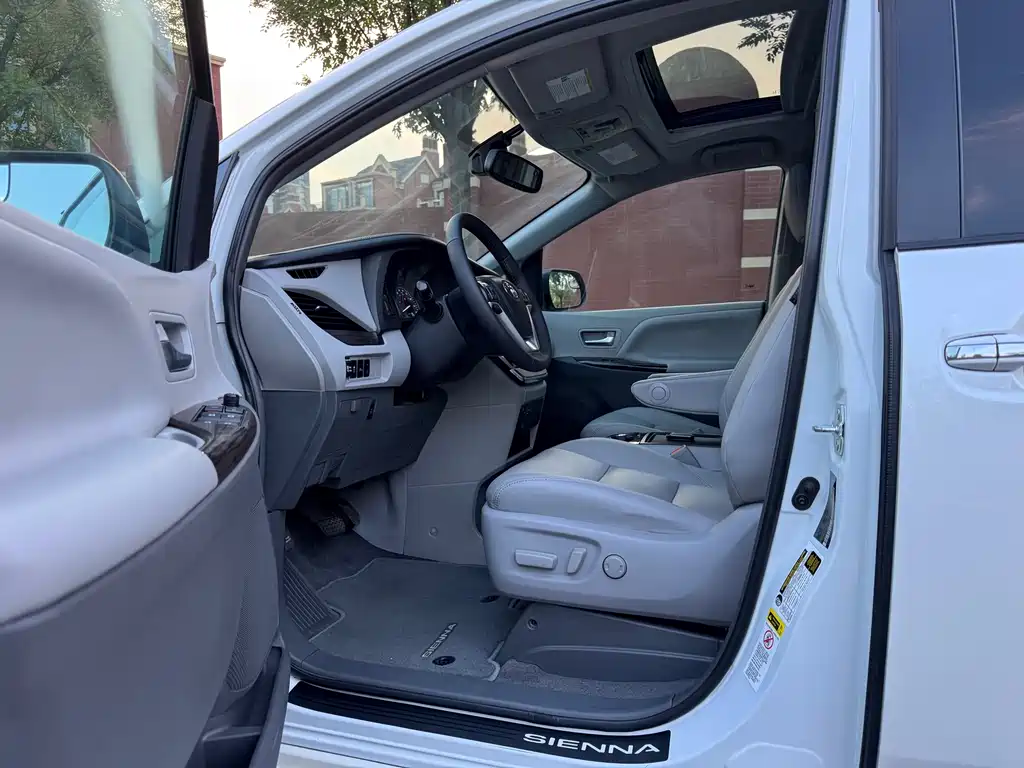Toyota Sienna — фото 4