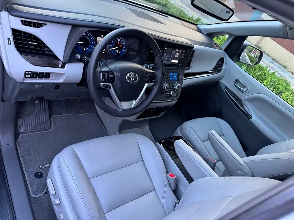 Toyota Sienna — фото 5