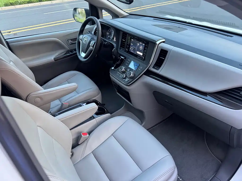 Toyota Sienna — фото 9
