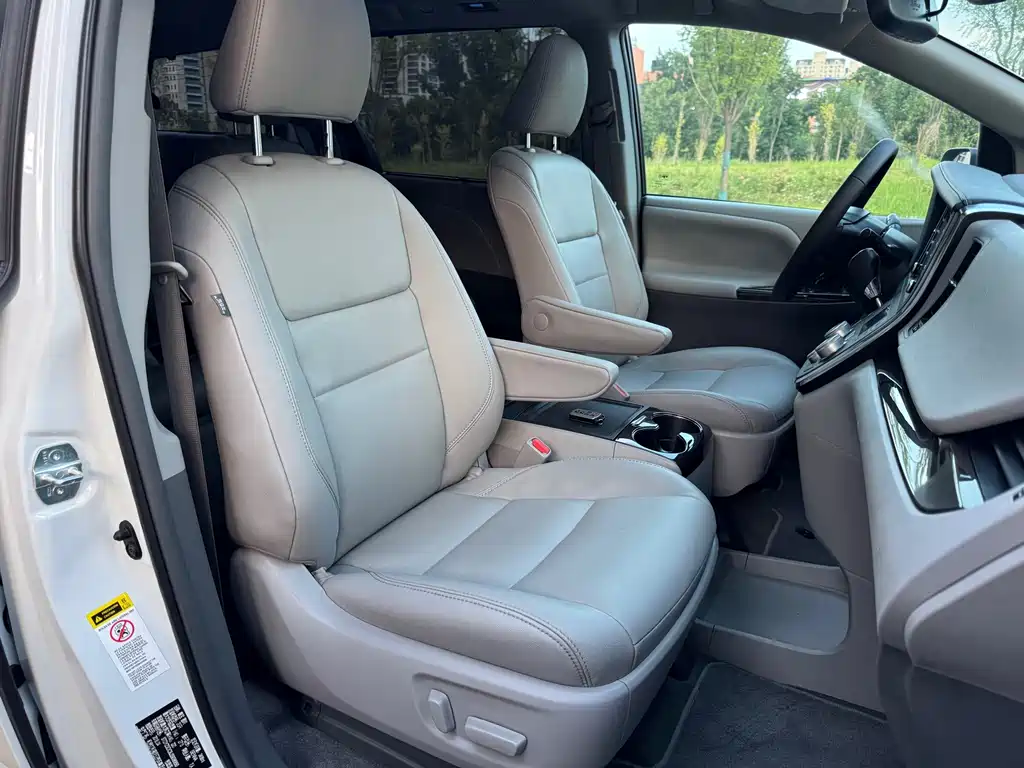 Toyota Sienna — фото 10