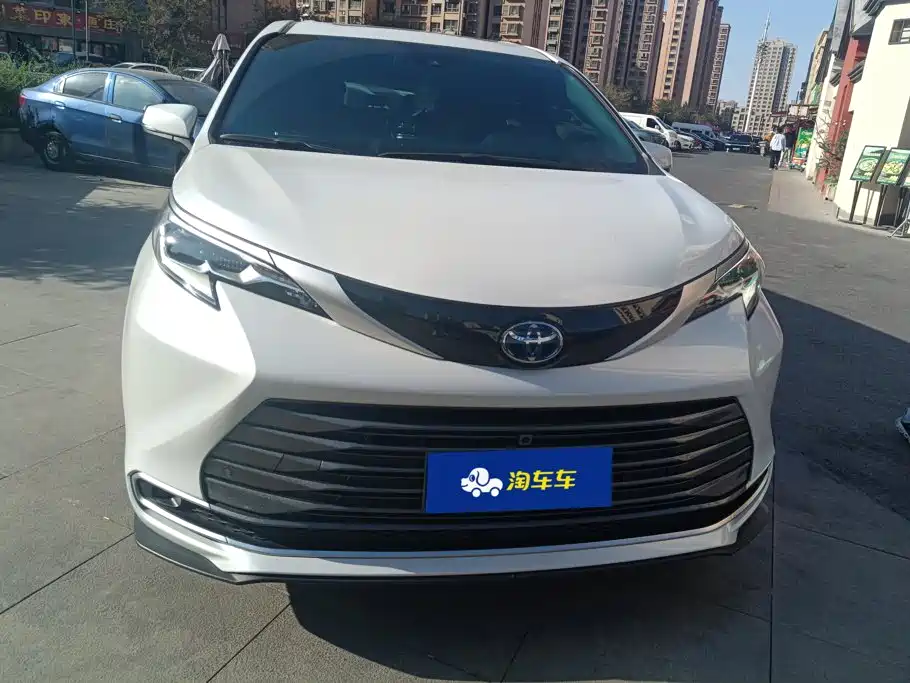 Toyota Sienna — фото 2